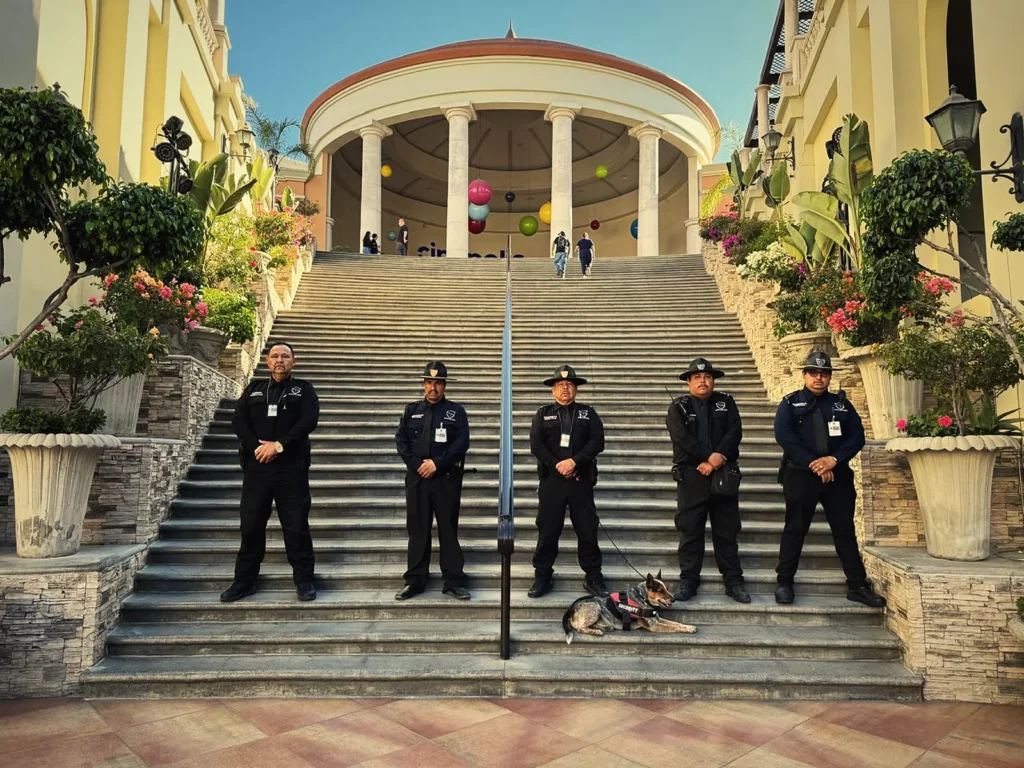 Equipo de SERCOPSEG con unidad canina en la escalinata de una plaza