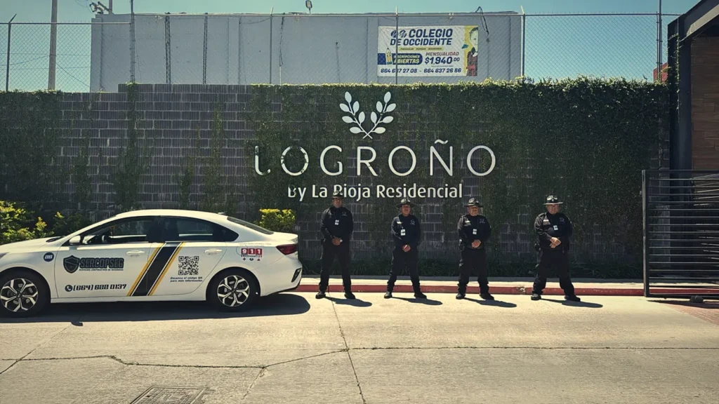 Guardias y unidad de patrullaje de SERCOPSEG en el acceso de un residencial