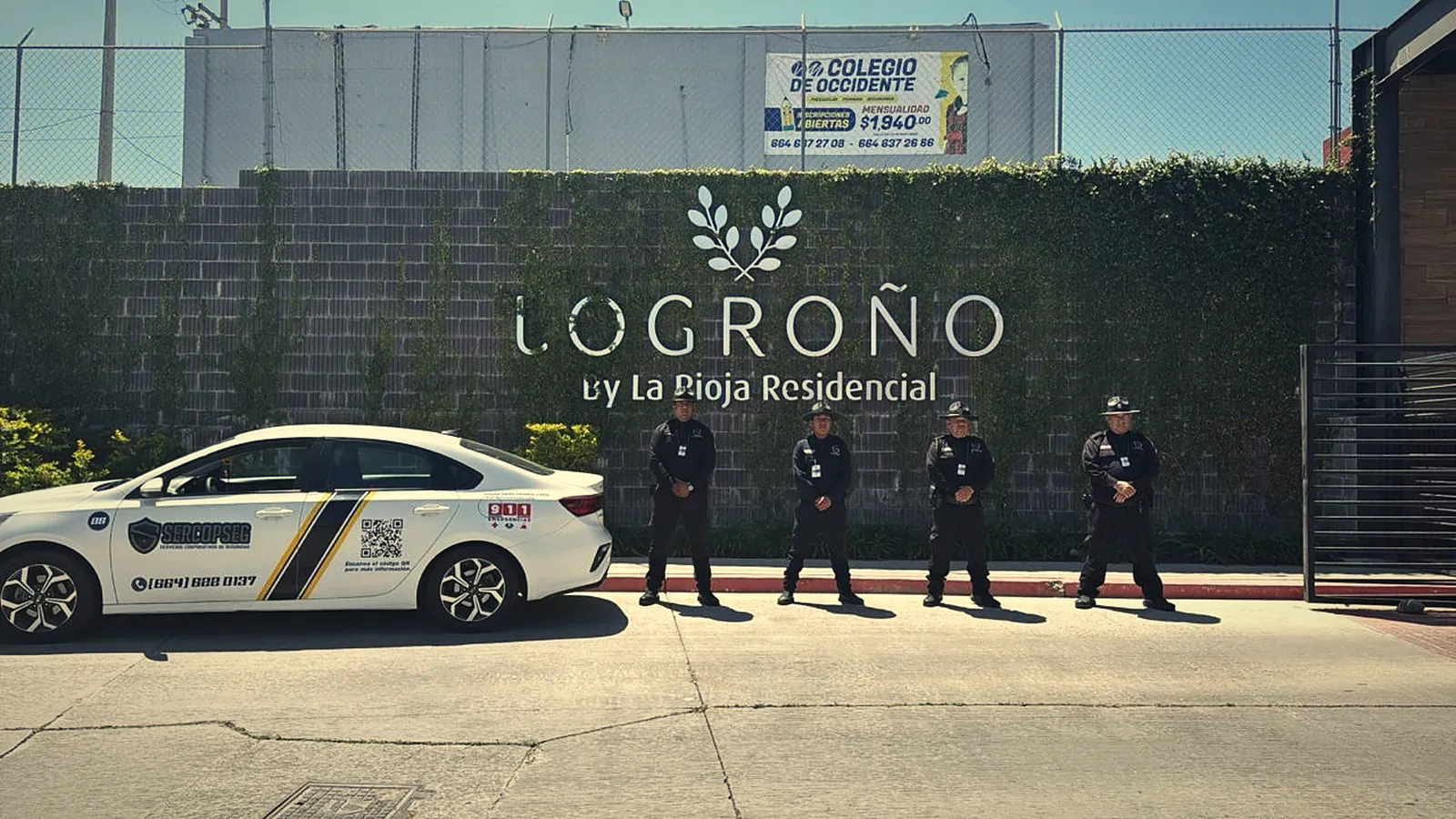 Guardias y unidad de patrullaje de SERCOPSEG en el acceso de un residencial