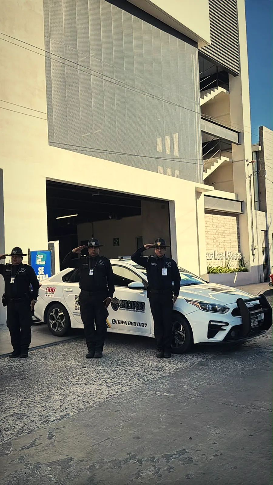 Elementos de SERCOPSEG en un acceso vehicular