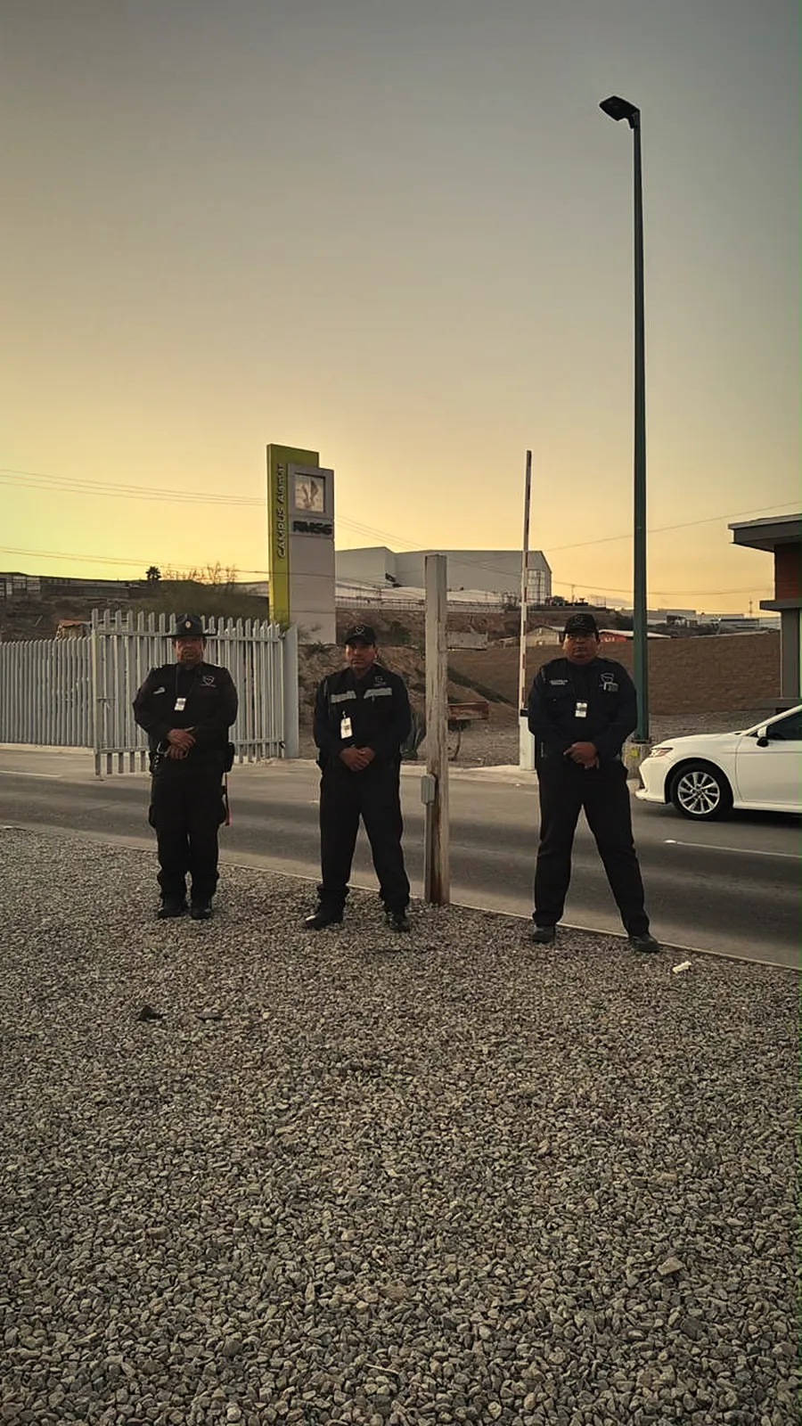 Guardias de SERCOPSEG en turno al atardecer