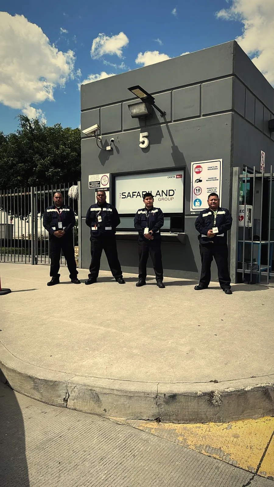 Guardias de SERCOPSEG en la caseta de control de accesos de una instalación